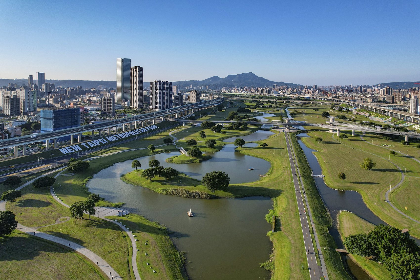 玉森水岸庭園景觀，遠眺大橋與河岸